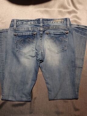 Light Wash Jeans with Embroidered Back Pockets